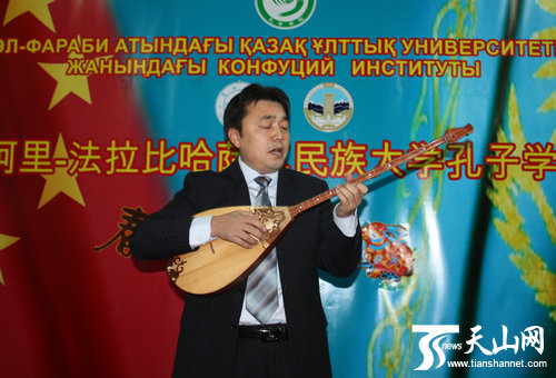 新疆歌舞团年轻歌手叶尔哈力·努尔扎达演唱哈萨克民歌