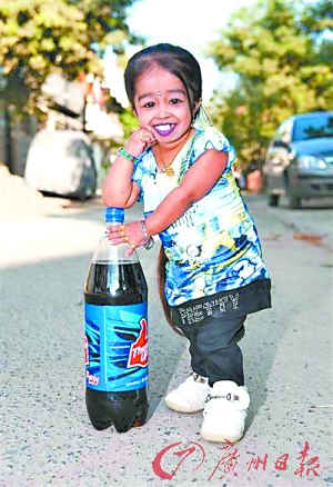 全球最矮小女人62.8厘米:比可乐瓶不高多少(图
