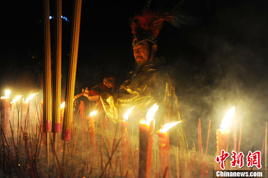 四川宜宾民众身着古装祭拜酒圣(组图)