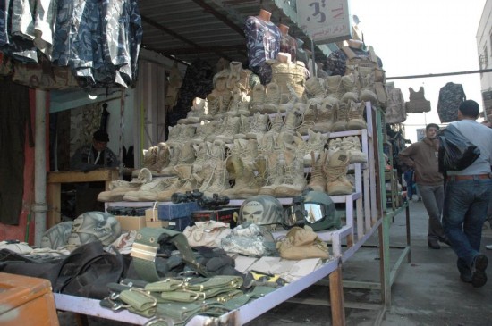 组图:伊拉克军品市场生意红火当地居民争相购