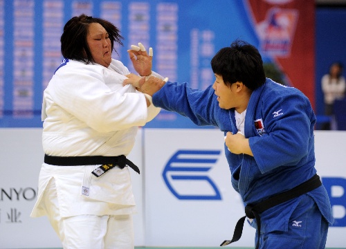 图文:世界柔道大奖赛半决赛 佟文(右)与康杰