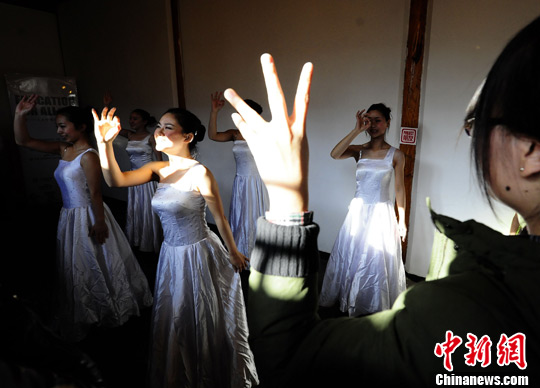 图:北京四合院里的手语舞蹈《星星你好》
