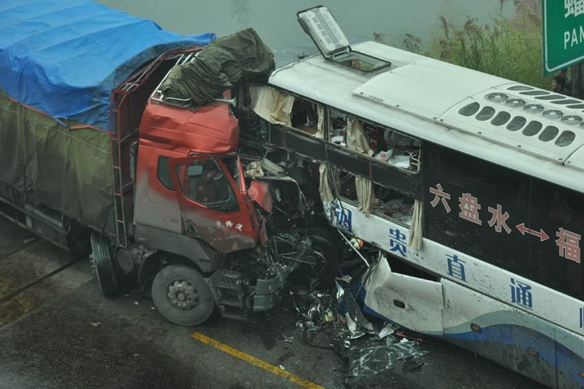 贵州大货车与大客车相撞致23人伤亡(组图)