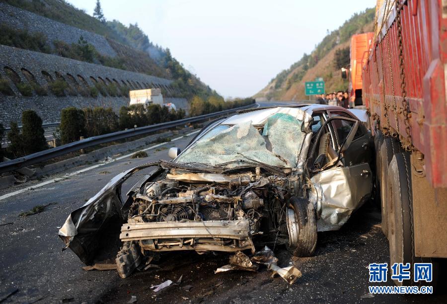 大广高速江西境内路段发生交通事故 造成2死5伤(组图)