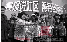 “套圈圈”游戏吸引了众多居民参与。