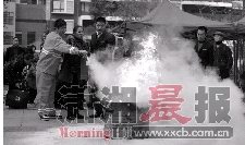 社区消防演练。