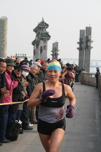 参加横渡汉江铁人两项赛比赛选手正在赛跑