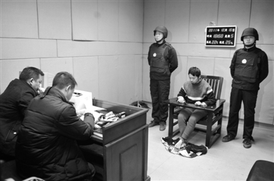 12月1日17时30分许,武汉警方接到群众报警:雄