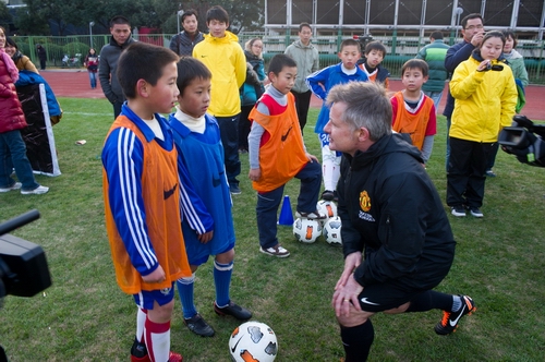 上海青少年足球赛落幕 曼联青训教练现场指导