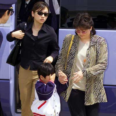 伴随金正男的妻儿（前）和神秘女子