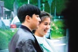 金正哲在携带漂亮女子在欧洲