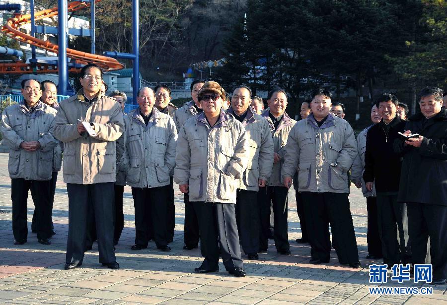 新华社快讯：朝中社19日报道说，朝鲜最高领导人金正日17日逝世。这张朝中社12月4日提供的照片显示，朝鲜最高领导人金正日（前中）近日视察了平壤凯旋青年公园。 新华社/朝中社