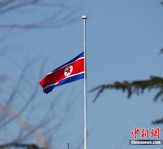12月19日上午，朝鲜驻华大使馆已经降半旗哀悼。贾天勇 摄