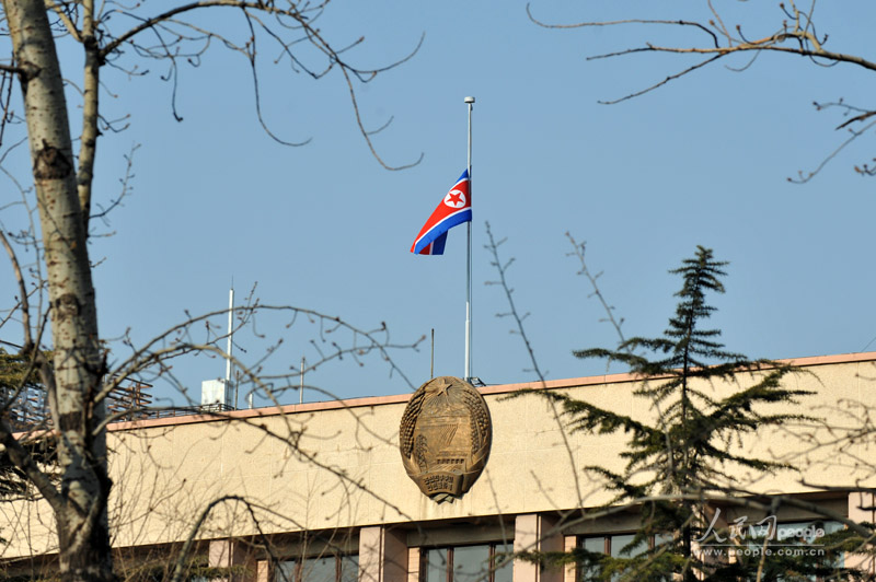 组图:朝鲜驻中国大使馆降半旗悼念金正日