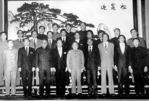 1975年功·塔帕朗西第二排左起第五人随泰国代表团赴北京参与中泰建交