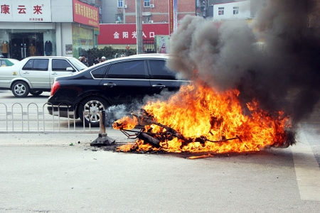 12月18日14时许，南阳市中州路与文化路交叉口一辆摩托车在等红灯时发生自燃，骑车人弃车逃离，而过往行人也一个个冷眼旁观。最终，摩托车被烧成了黑色铁架子。