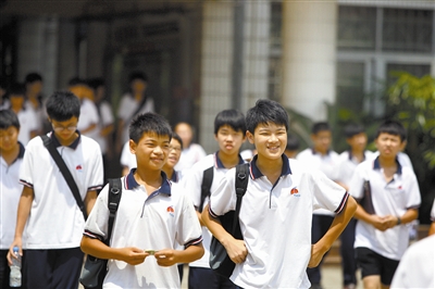 南城某中学学生穿着校服上学 东莞时报记者 王欢 摄