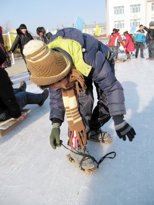 学生自制上冰用具撒欢玩(图)