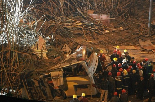 重庆在建轻轨垮塌致1死6伤 救援仍在继续