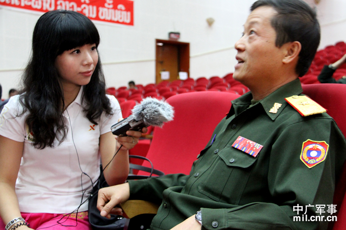 中广军事记者李琳采访老挝人民军总政宣训局局长逊通·蓬拉冯准将.