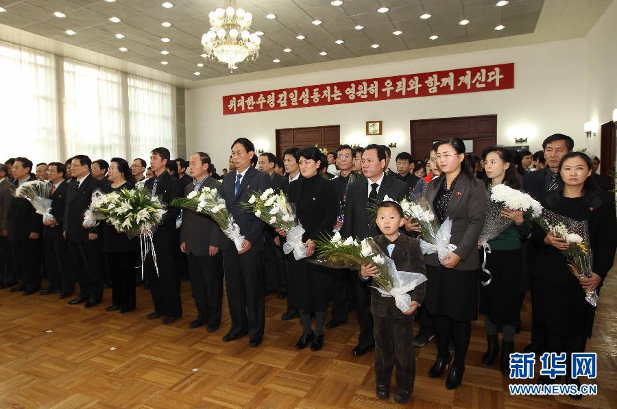 12月20日,在北京的朝鲜各界民众前往朝鲜驻华使馆吊唁朝鲜最高领导人