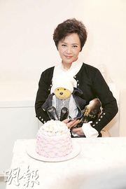 叶德娴获赠生日蛋糕，贺本月25日64岁生日。