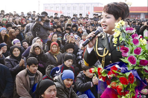 12月19日,著名歌唱家巴哈尔古丽在库车县齐满镇为群众演出.