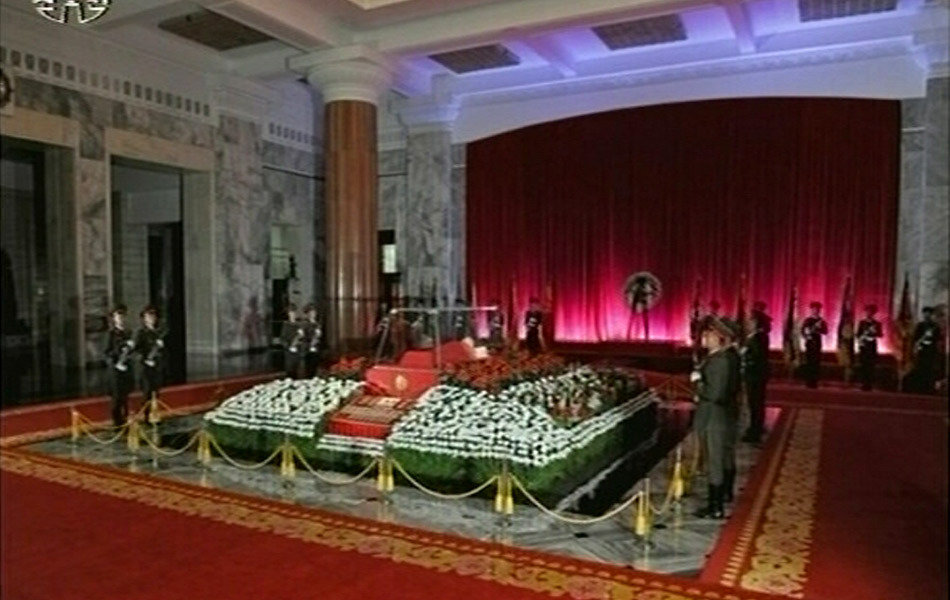 朝鲜公开金正日遗体 身穿人民装躺水晶棺内(组图)