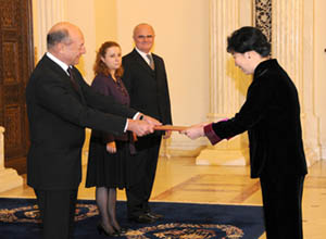 新任驻罗马尼亚大使霍玉珍向罗总统伯塞斯库递