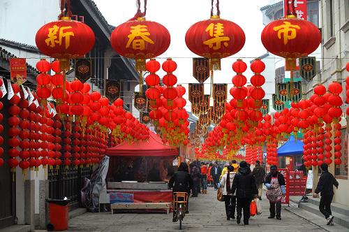 12月21日,湖州市民在衣裳街的"新春集市"感受新年气氛.