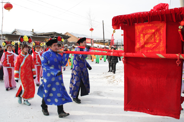 满族风俗"婚礼秀"亮相"林海雪乡"(组图)