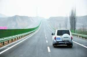 连霍高速公路甘肃境内的两条在建路段永登至古浪,瓜州至星星峡