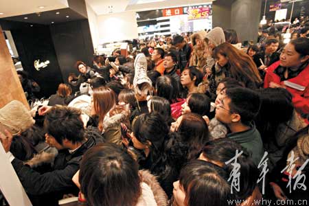 商场促销,短时间内聚集大量人群,无法回避"安全问题".