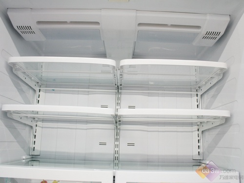 在设计上，个性化设计保证冰箱的容量被大大扩充，食物分类更加简便。同时吗，具有自动制冰机，保证满冰自动停止
