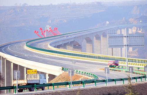 这是新开通的西峰至长庆桥至凤翔路口高速