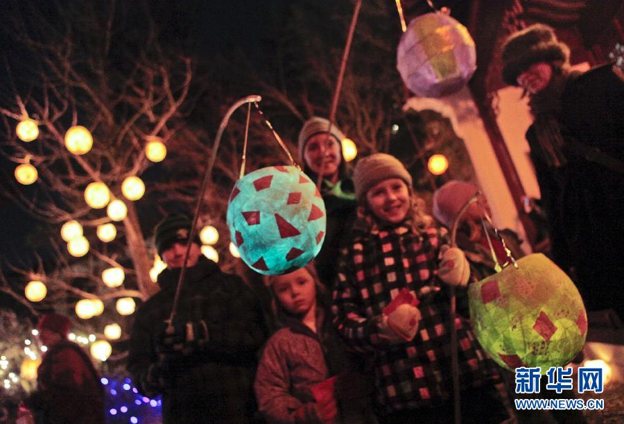 12月21日，一家人手持自制灯笼在加拿大温哥华唐人街的中山公园游览。