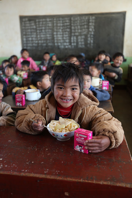 学生奶营养餐 让贫困山区孩子更健康(图)