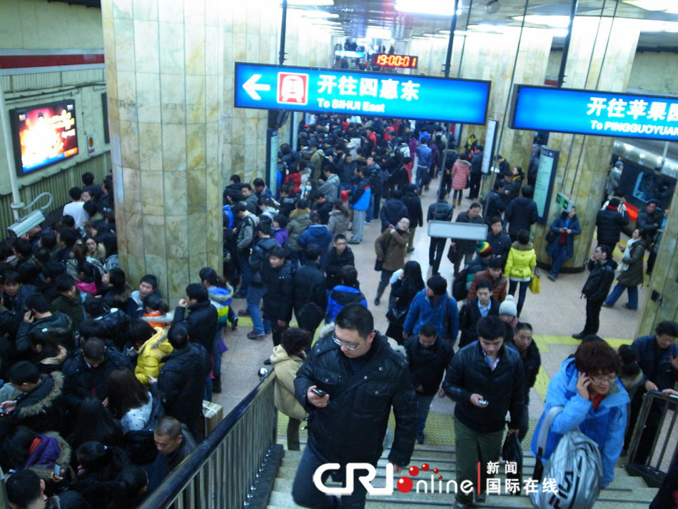 北京地铁1号线万寿路站信号故障致大批乘客滞