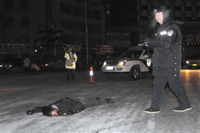 清晨轧死过街男子肇事车跑了(图)