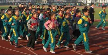 上海嘉定要求中小学每天长跑 不跑也要跟着走