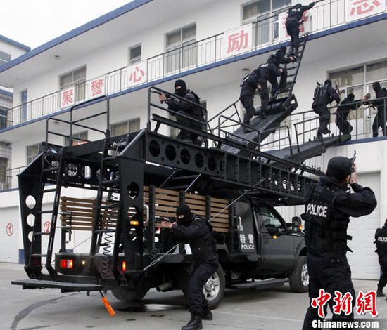 12月底,中国新式的"反恐攀登突击车"现身河北沧州巡警特警支队.