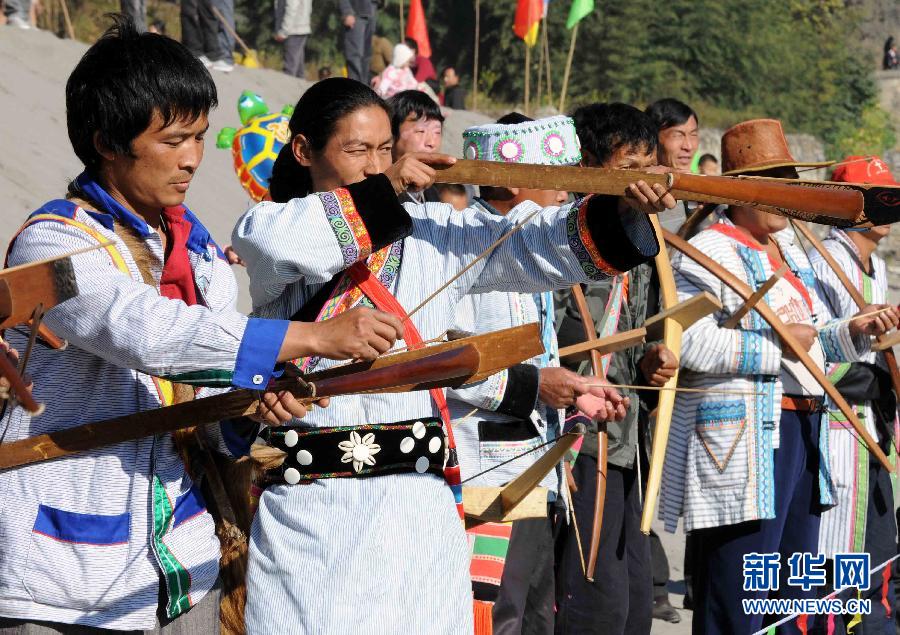 多彩民族体育活跃傈僳"阔时节[组图]