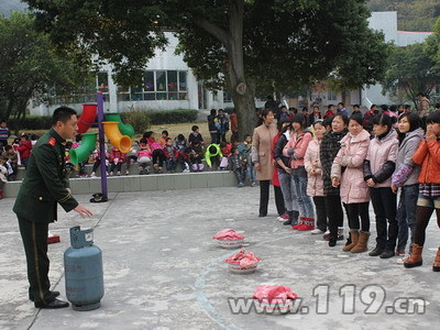 桂林:幼儿园师生遇到火灾时懂得用湿手巾捂鼻