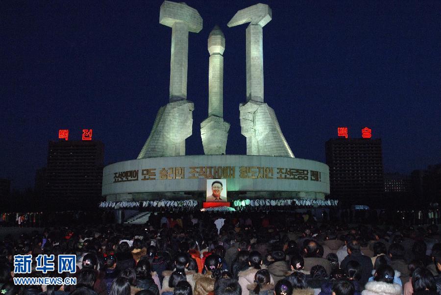 这张朝中社12月23日提供的照片显示，22日平壤326电线厂的工人化悲痛为力量决心加紧生产。朝鲜最高领导人金正日17日逝世，朝鲜全国哀悼期将持续到29日。图片来源：新华网