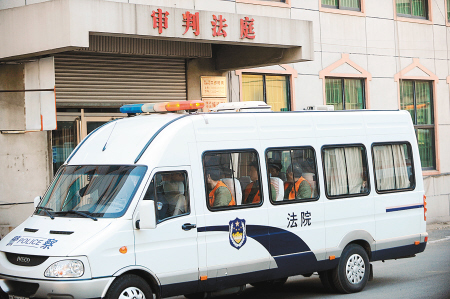 犯罪嫌疑人乘坐警车到达铁岭市中级人民法院.新华社发