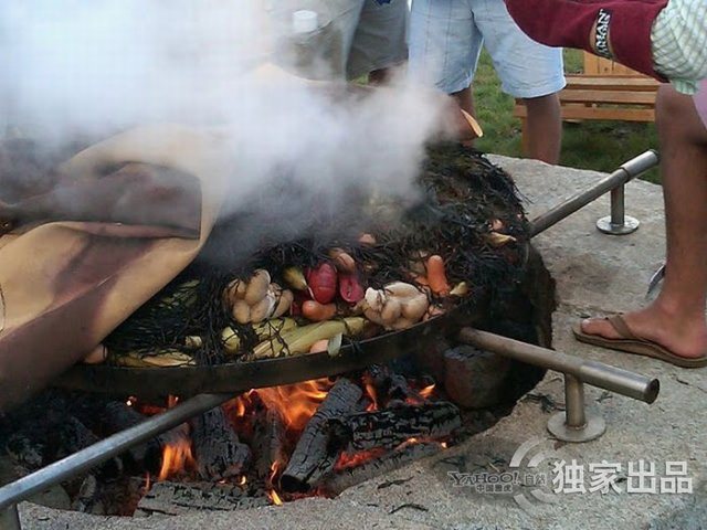 来看外国人的新奇吃法:巨型龙虾烧烤(组图)