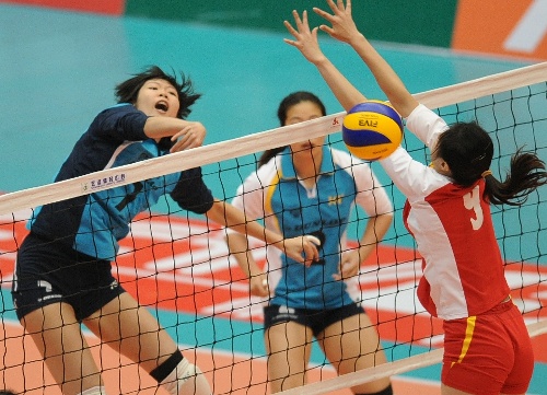 图文:上海女排3-0四川 张雨馨进攻