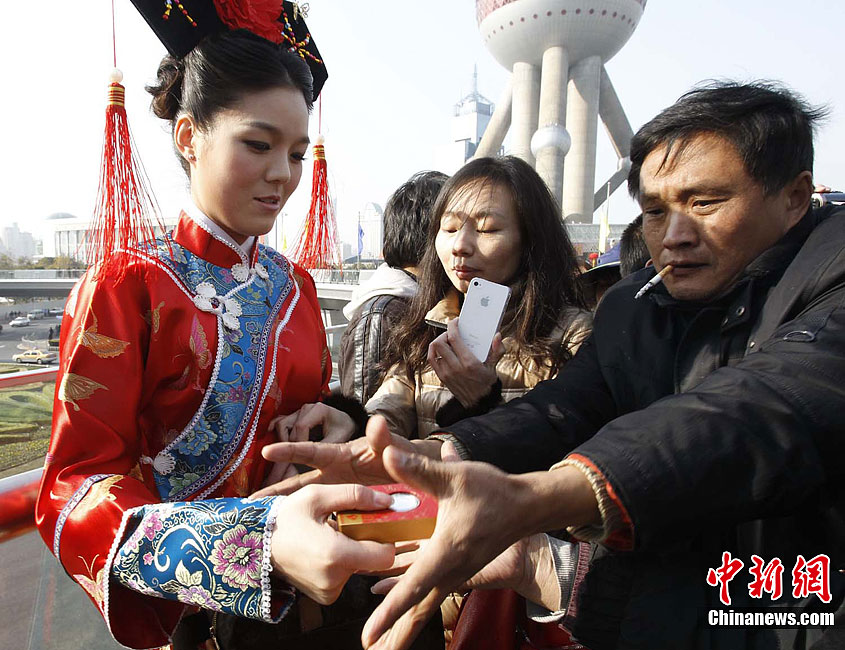 美女穿格格服饰街头发白银 炫富行为遭城管阻