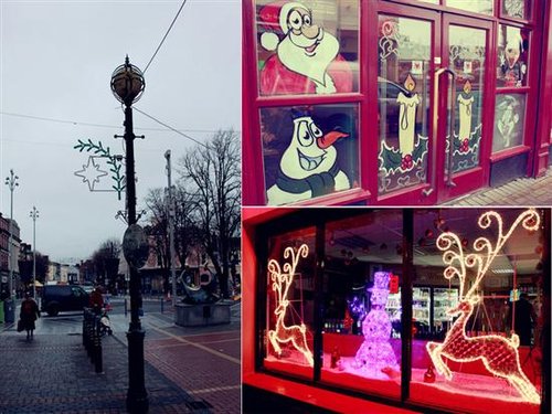 爱尔兰的每一个家庭，在圣诞节前夕，都放有一枝洋烛或灯在窗门架，表示欢迎救世主降生。 我们从图片上也能看到，爱尔兰人民圣诞时对玻璃上的窗花都要张贴。