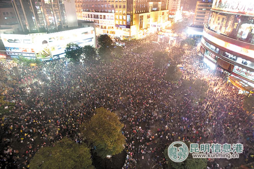 气温低挡不住平安夜狂欢 金马坊南屏街上"挤油渣"(组图)